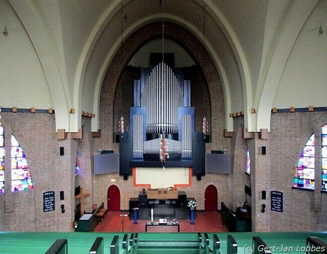Zicht op orgel en kansel vanaf de galerij
              <br/>
              Gert-Jan Lobbes, 2016